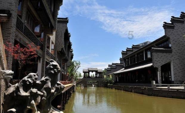 笑脸球的冒险之旅